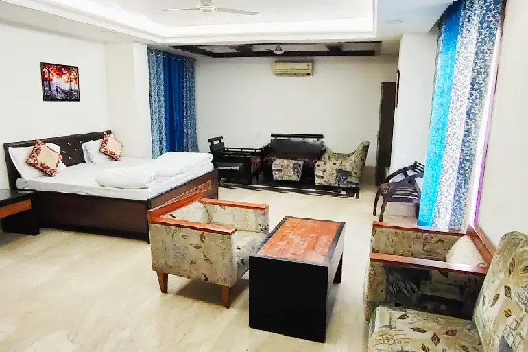deluxe hotel room in delhi